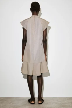 SKULPTURALES KLEID MIT HOHEM KRAGEN