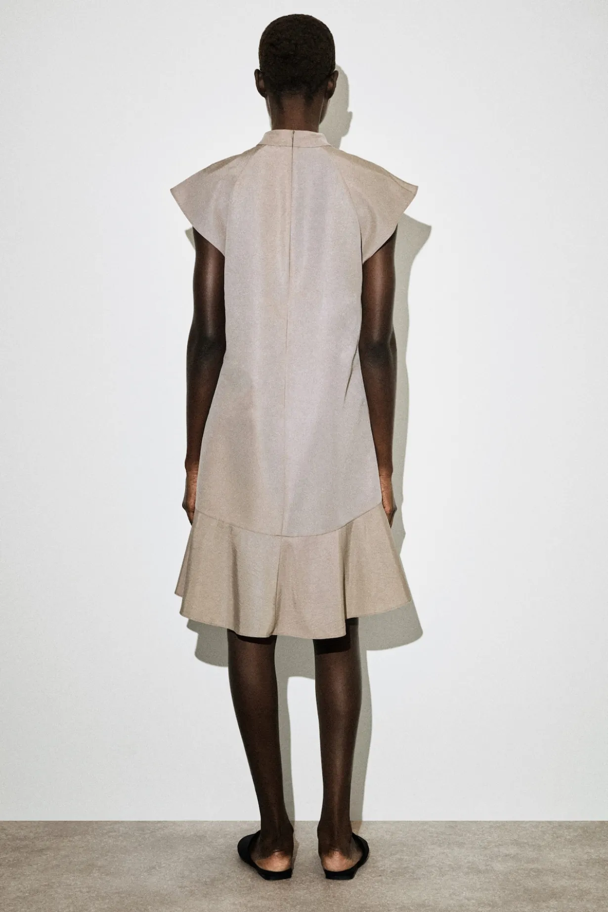 SKULPTURALES KLEID MIT HOHEM KRAGEN