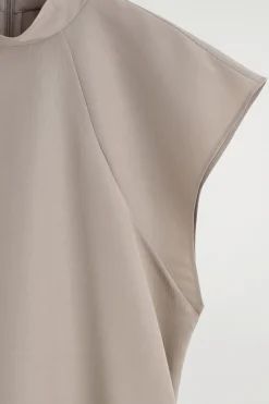 SKULPTURALES KLEID MIT HOHEM KRAGEN