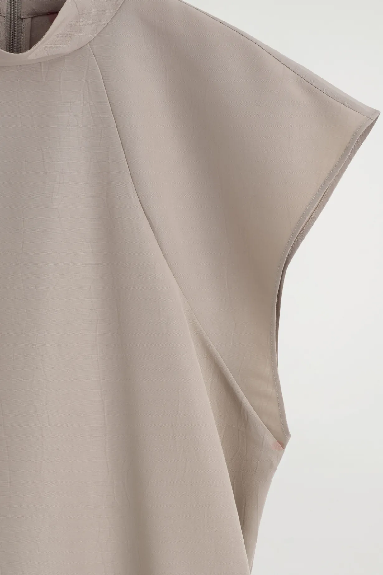 SKULPTURALES KLEID MIT HOHEM KRAGEN
