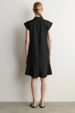 SKULPTURALES KLEID MIT HOHEM KRAGEN
