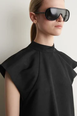 SKULPTURALES KLEID MIT HOHEM KRAGEN