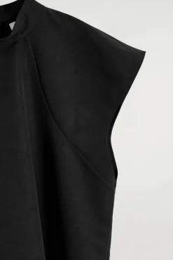 SKULPTURALES KLEID MIT HOHEM KRAGEN