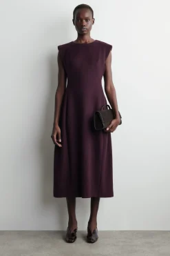 SKULPTURALES MIDIKLEID AUS GEBÜRSTETER WOLLE