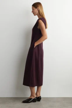 SKULPTURALES MIDIKLEID AUS GEBÜRSTETER WOLLE