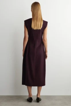SKULPTURALES MIDIKLEID AUS GEBÜRSTETER WOLLE