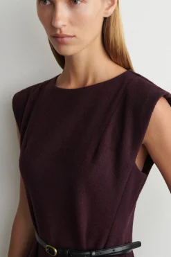 SKULPTURALES MIDIKLEID AUS GEBÜRSTETER WOLLE