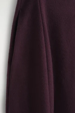 SKULPTURALES MIDIKLEID AUS GEBÜRSTETER WOLLE