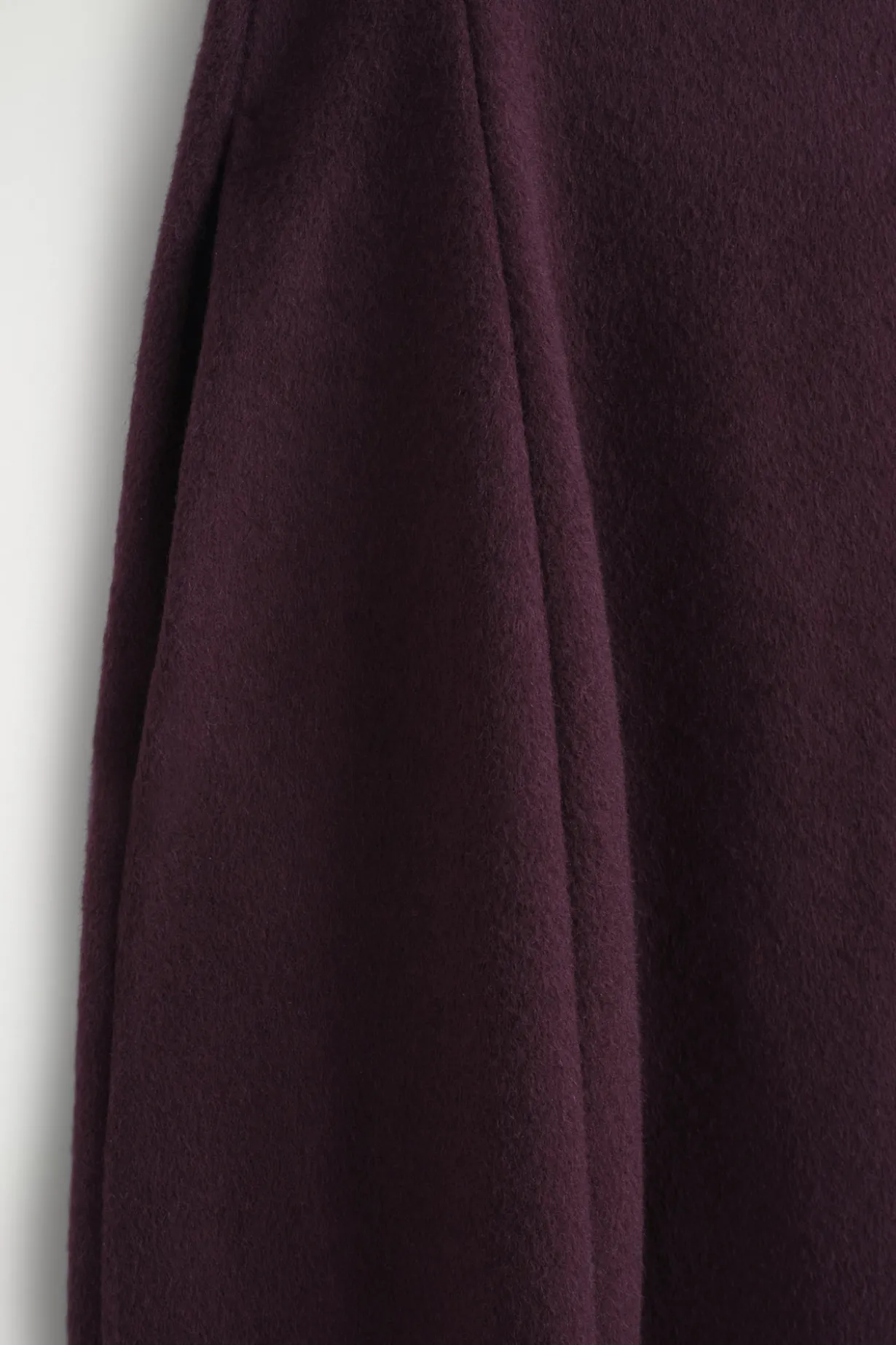 SKULPTURALES MIDIKLEID AUS GEBÜRSTETER WOLLE