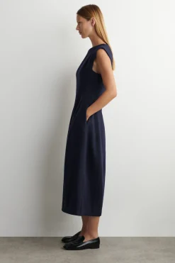 SKULPTURALES MIDIKLEID AUS GEBÜRSTETER WOLLE