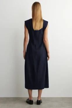 SKULPTURALES MIDIKLEID AUS GEBÜRSTETER WOLLE