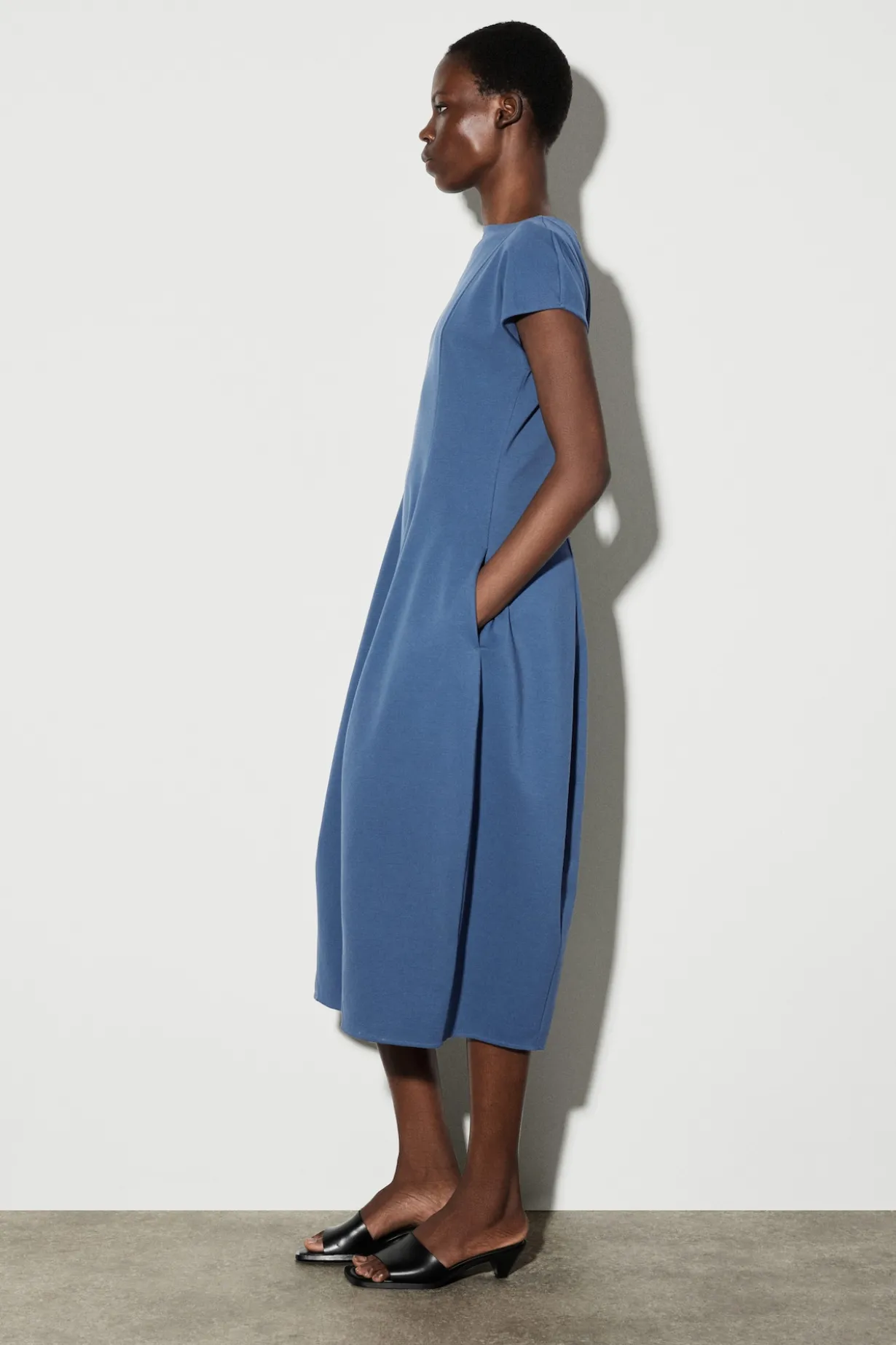 SKULPTURALES MIDIKLEID AUS JERSEY