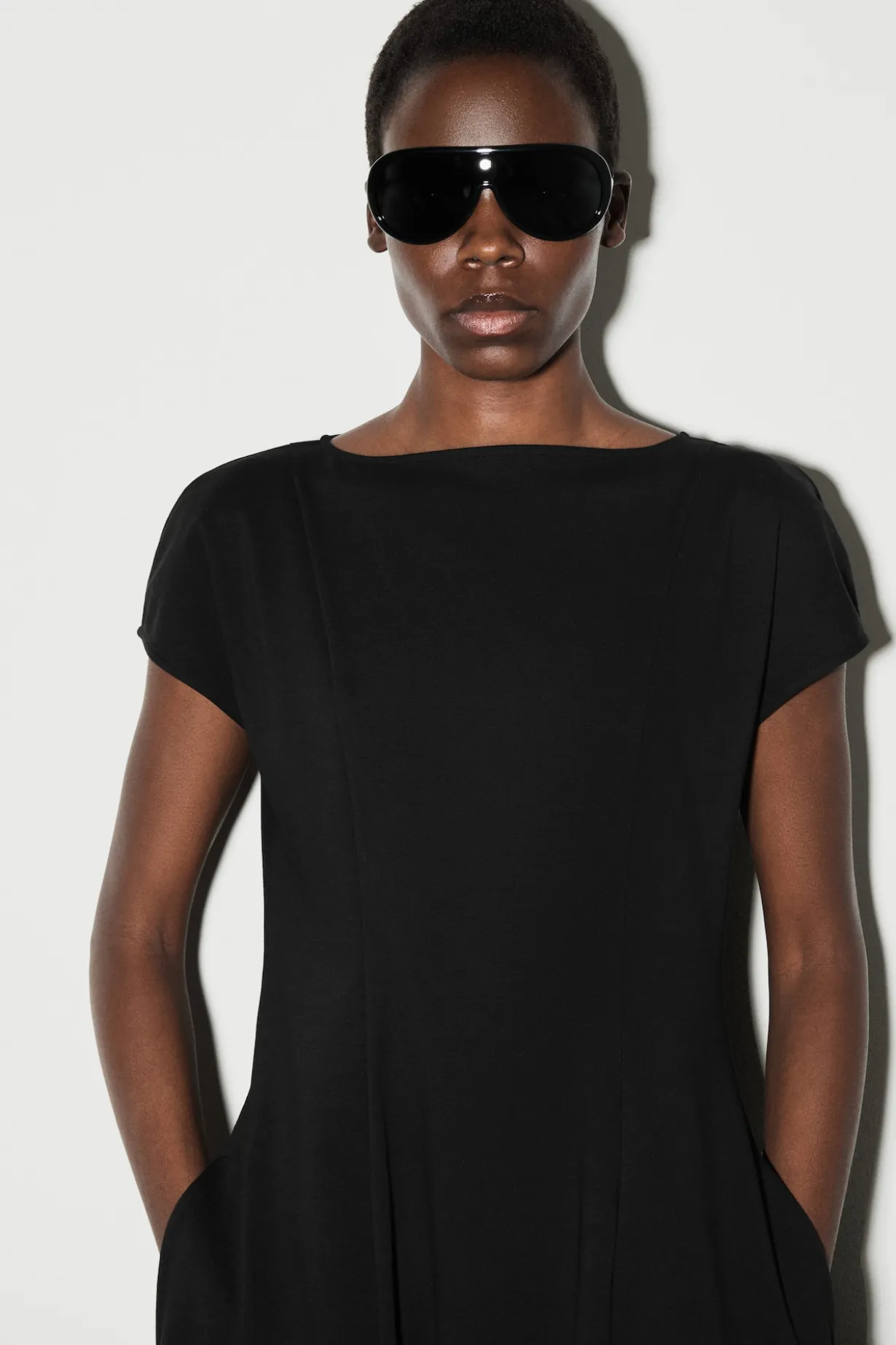 SKULPTURALES MIDIKLEID AUS JERSEY