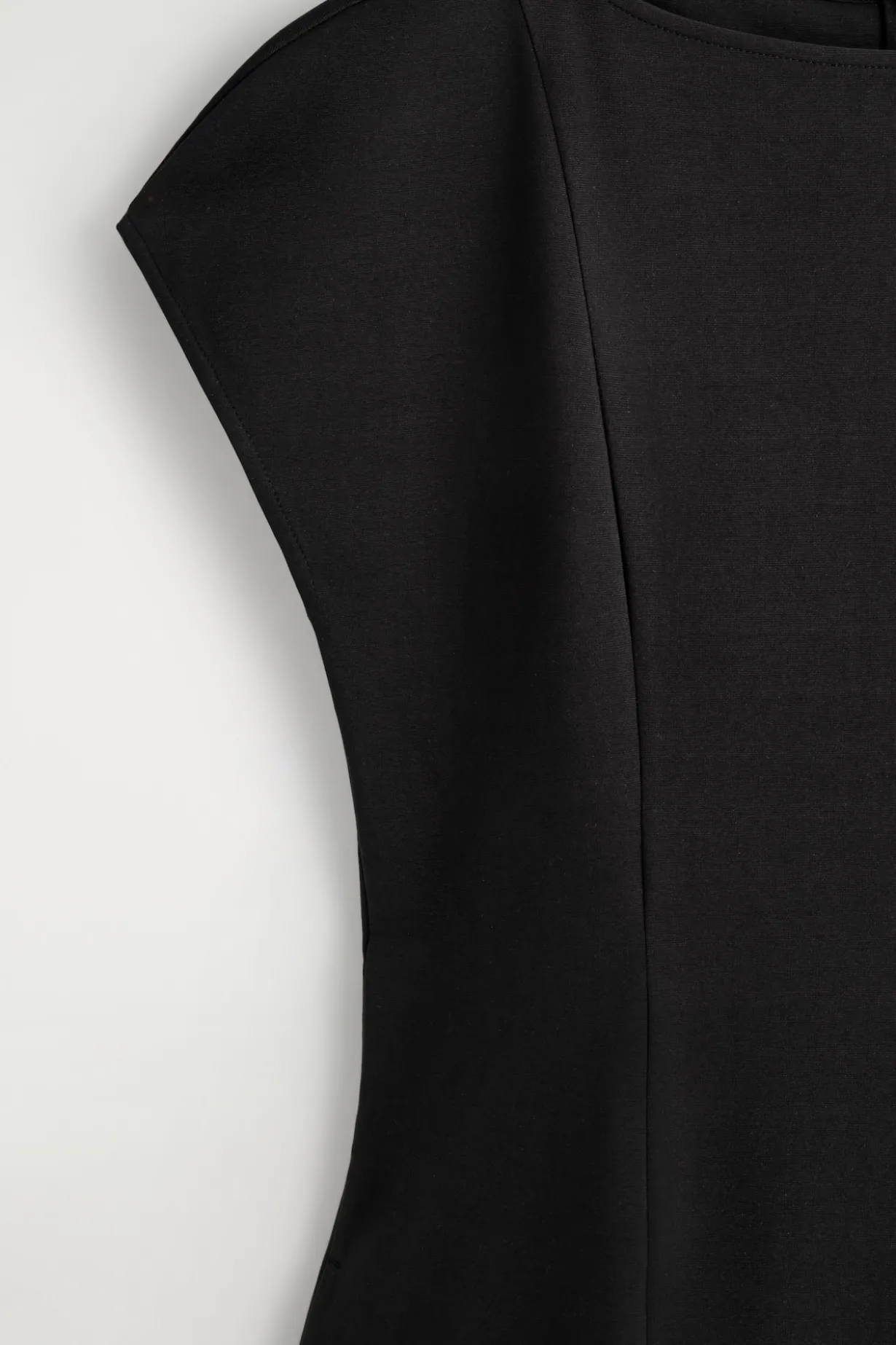 SKULPTURALES MIDIKLEID AUS JERSEY