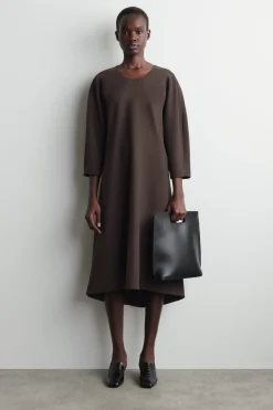 SKULPTURALES MIDIKLEID MIT LANGEN ÄRMELN