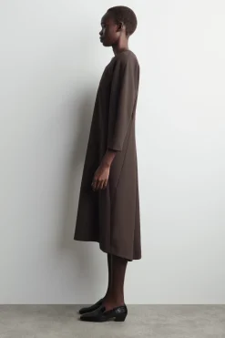 SKULPTURALES MIDIKLEID MIT LANGEN ÄRMELN
