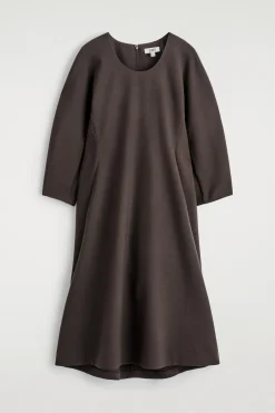 SKULPTURALES MIDIKLEID MIT LANGEN ÄRMELN