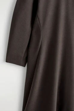 SKULPTURALES MIDIKLEID MIT LANGEN ÄRMELN