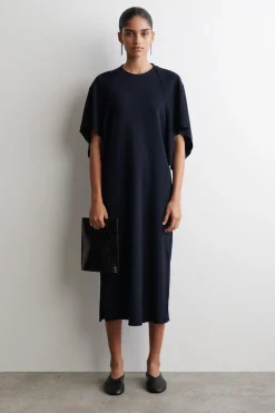 SKULPTURALES MIDIKLEID MIT DRAPIERUNG
