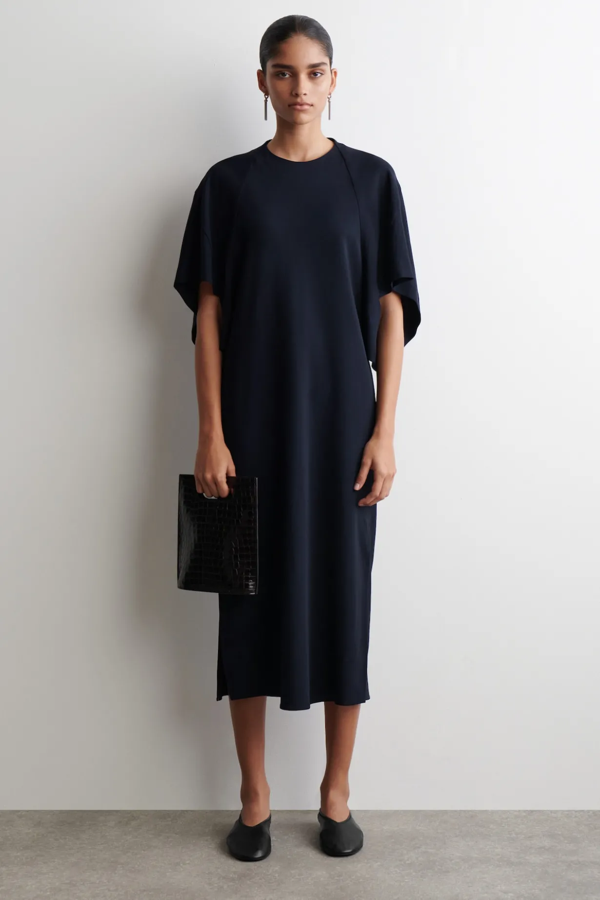 SKULPTURALES MIDIKLEID MIT DRAPIERUNG