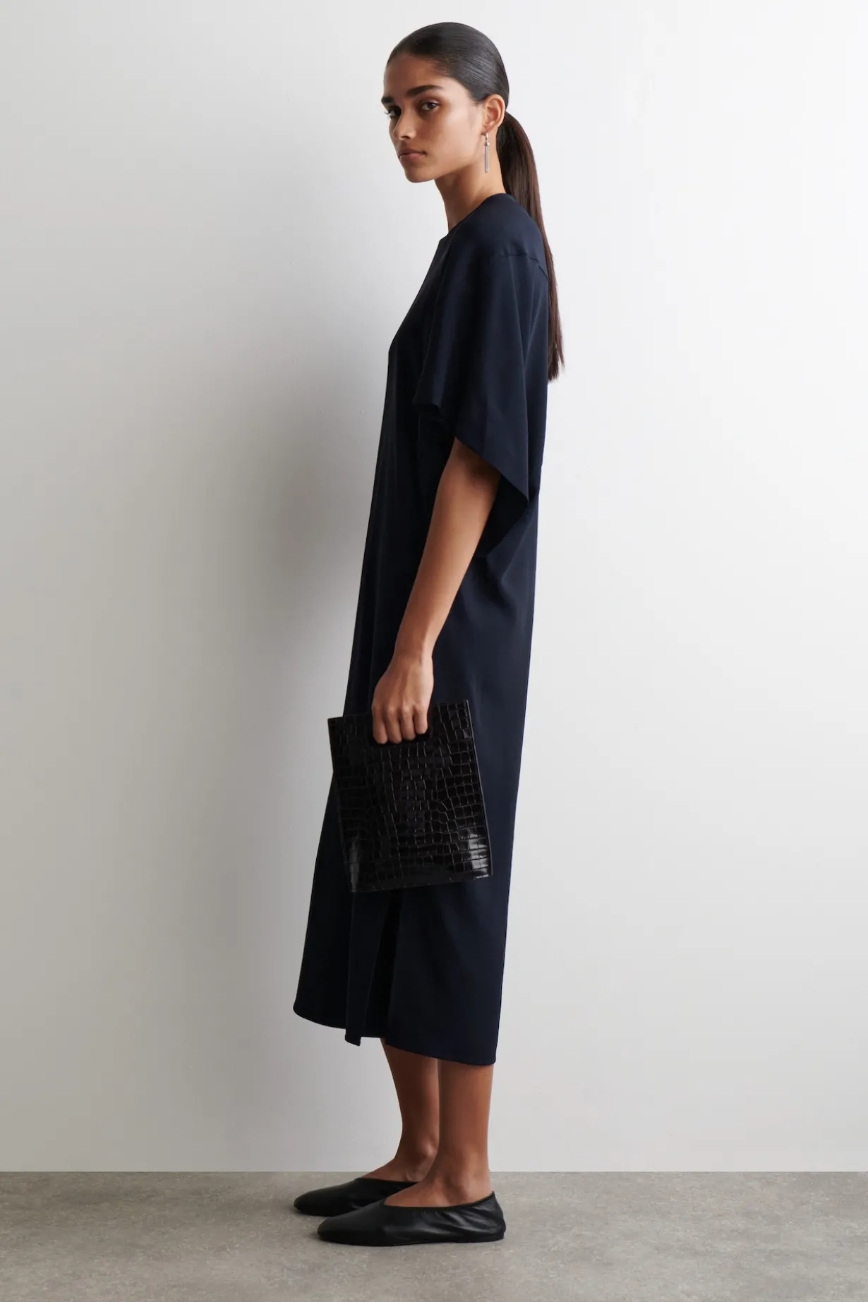 SKULPTURALES MIDIKLEID MIT DRAPIERUNG