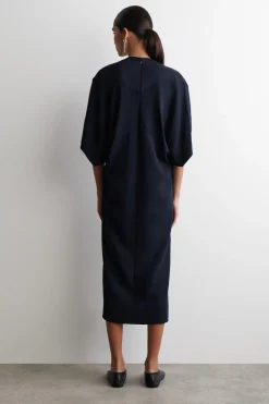 SKULPTURALES MIDIKLEID MIT DRAPIERUNG