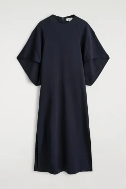 SKULPTURALES MIDIKLEID MIT DRAPIERUNG