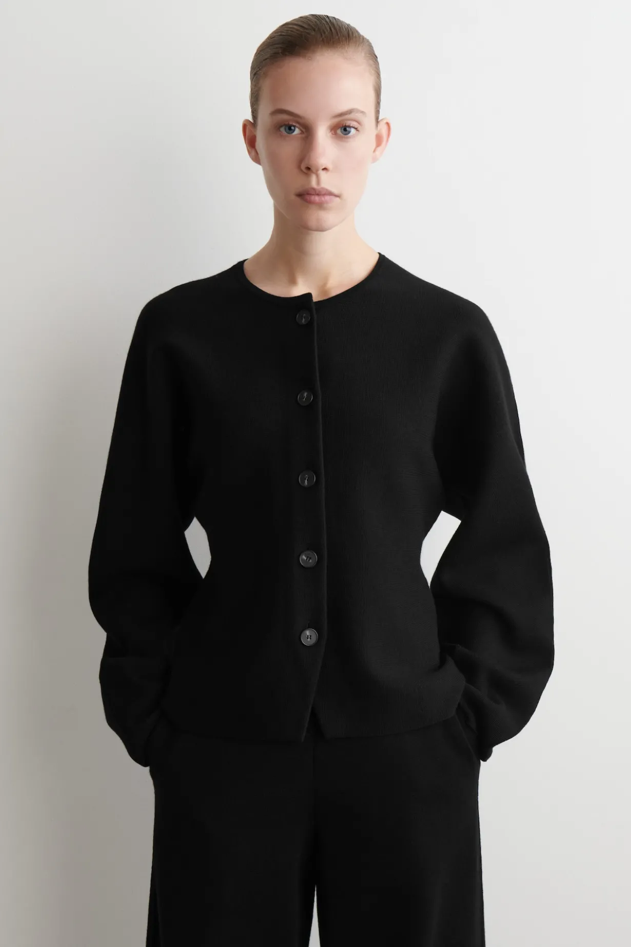 SKULPTURIERTE STRICKJACKE AUS WOLLE