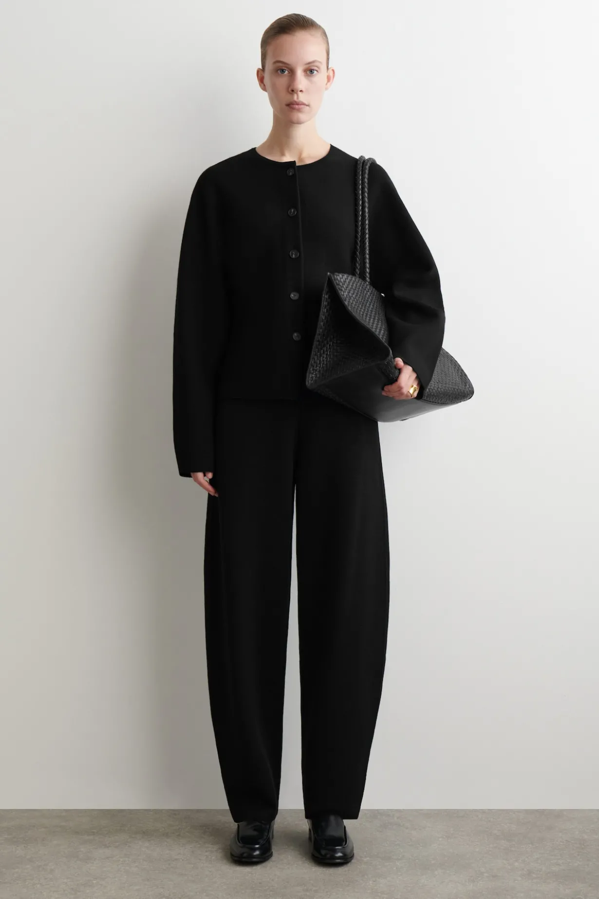 SKULPTURIERTE STRICKJACKE AUS WOLLE