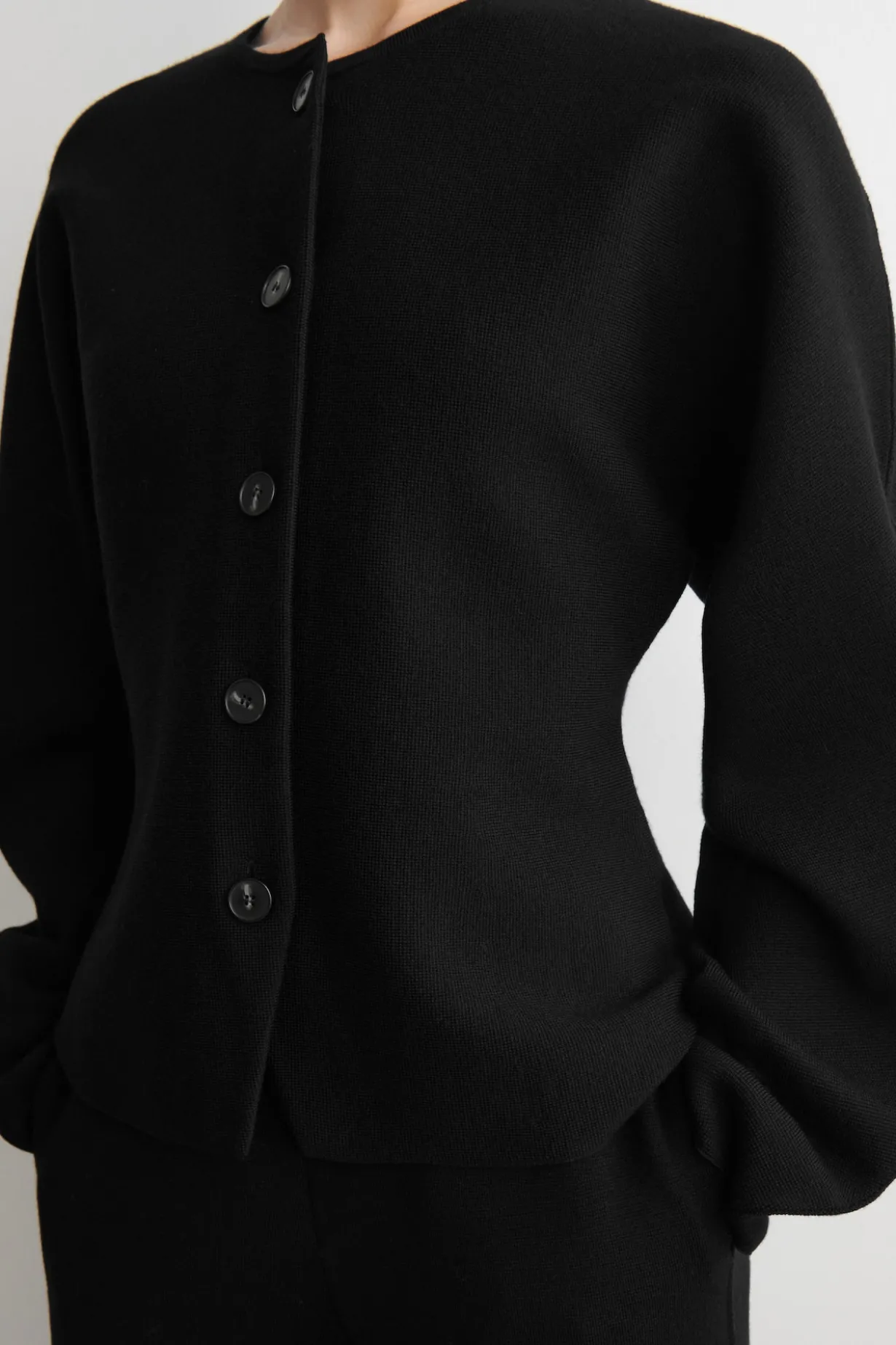SKULPTURIERTE STRICKJACKE AUS WOLLE