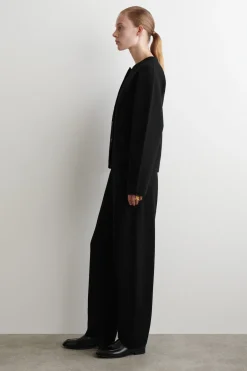 SKULPTURIERTE STRICKJACKE AUS WOLLE