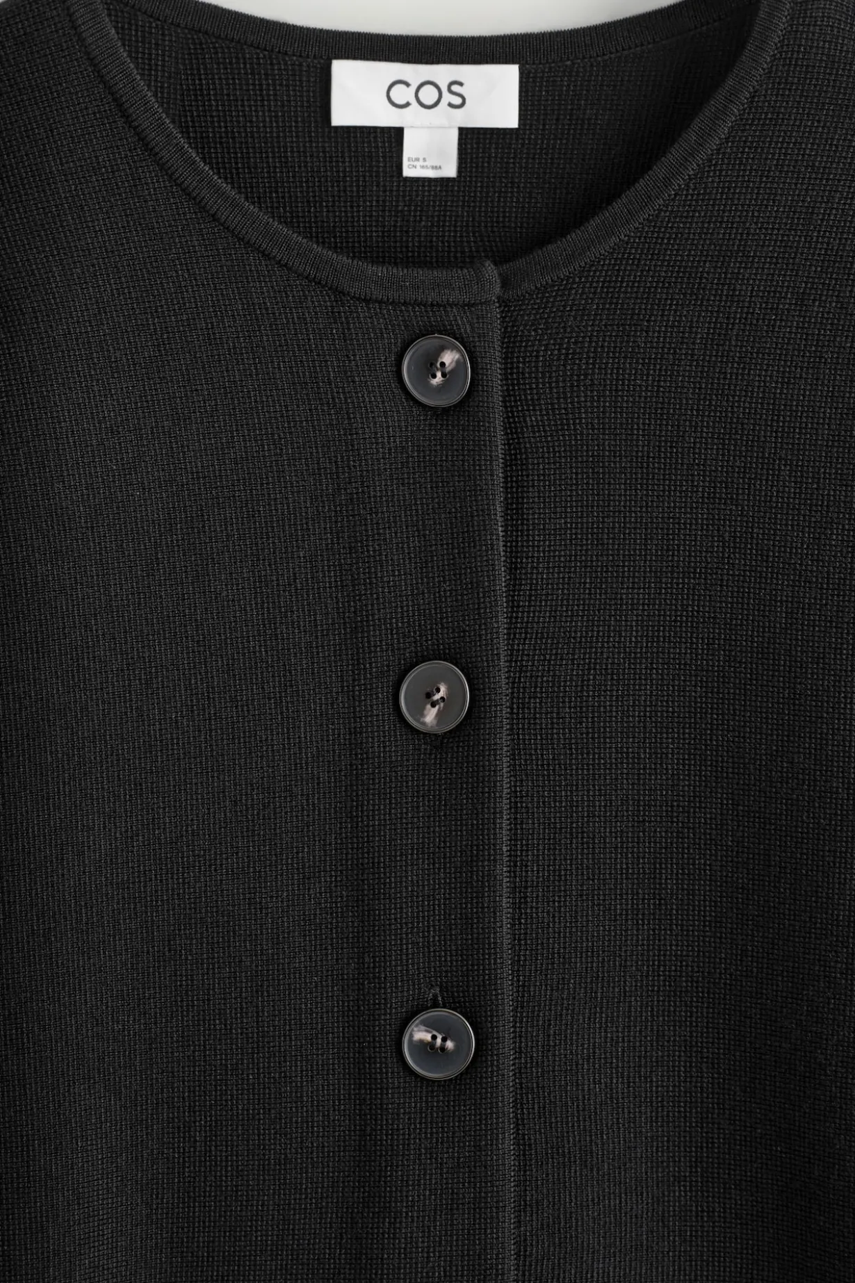 SKULPTURIERTE STRICKJACKE AUS WOLLE