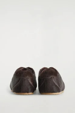 SNEAKERS AUS LEDER MIT PONYHAAR-EFFEKT