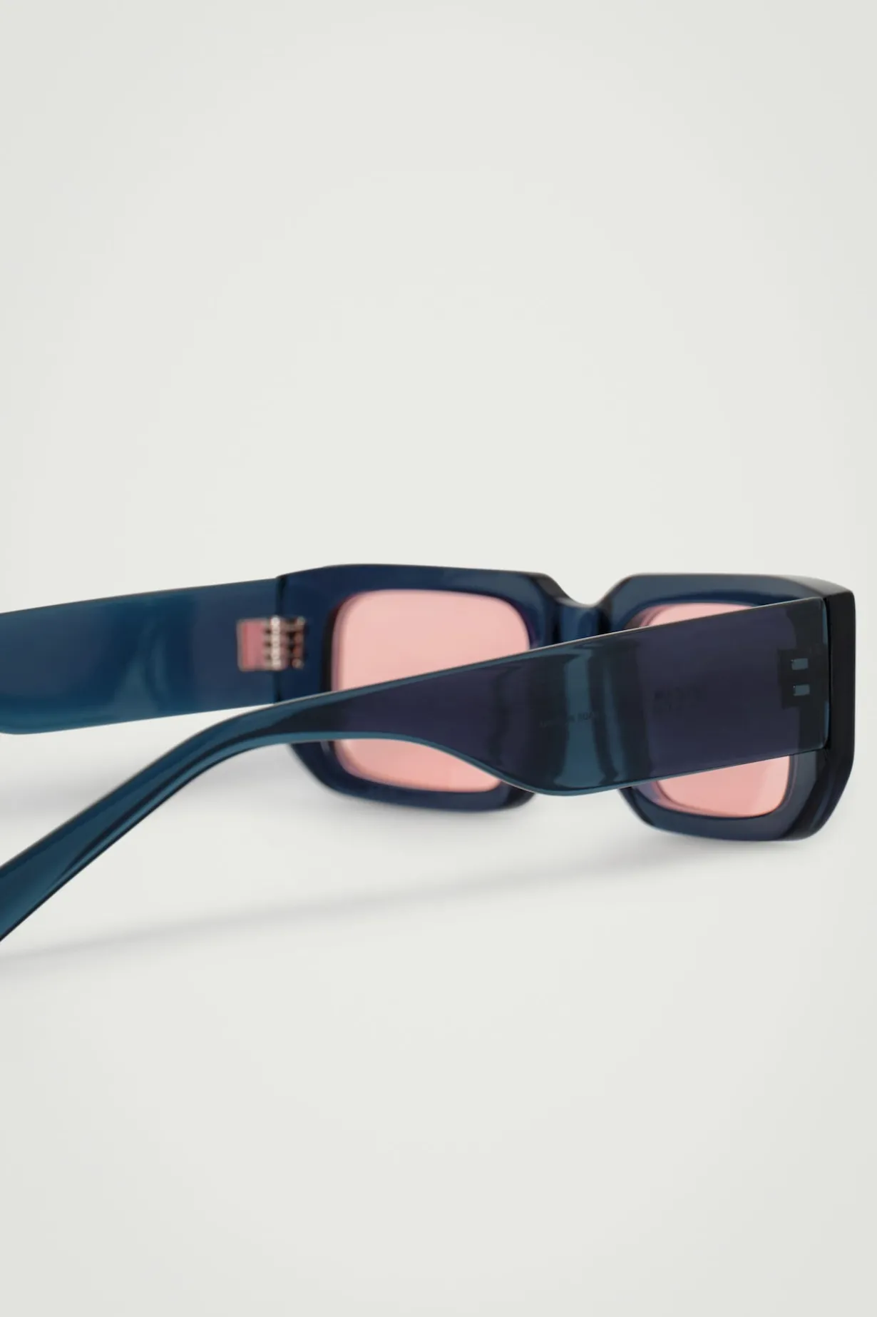 SONNENBRILLE MIT ECKIGEM RAHMEN