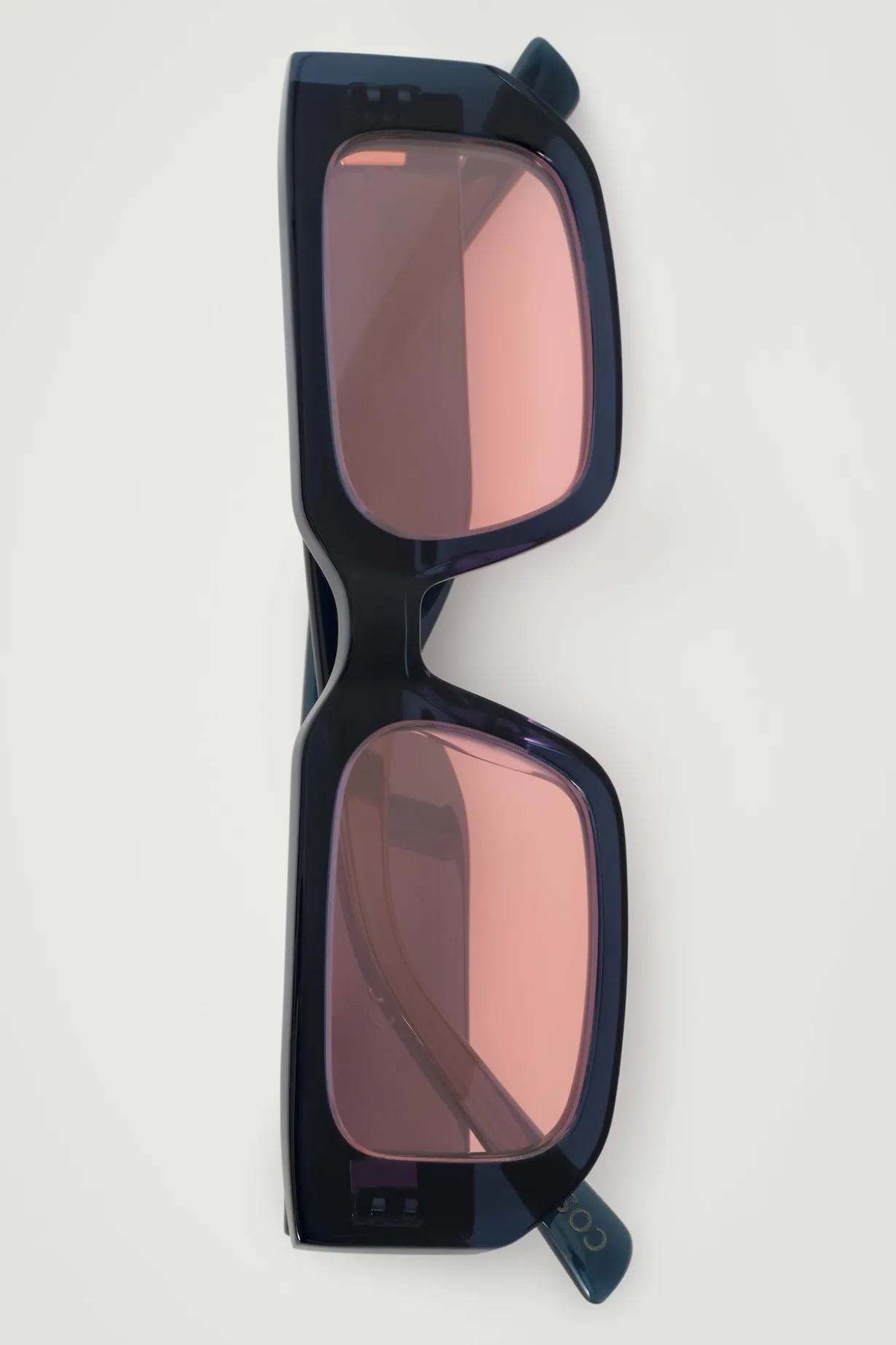 SONNENBRILLE MIT ECKIGEM RAHMEN