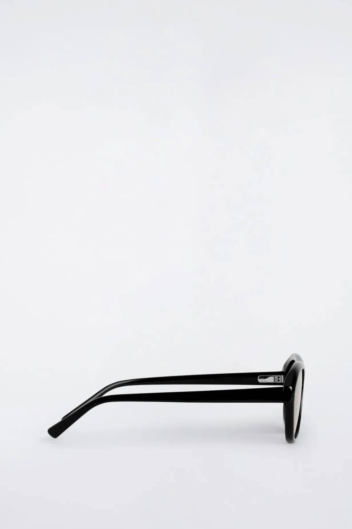 SONNENBRILLE MIT OVALEM RAHMEN
