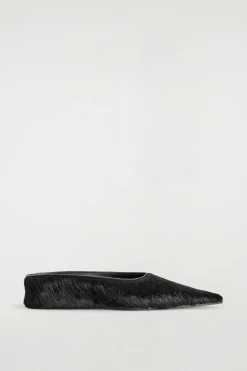 SPITZE MULES AUS LEDER MIT PONYHAAR-EFFEKT