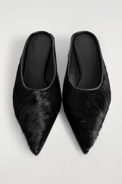 SPITZE MULES AUS LEDER MIT PONYHAAR-EFFEKT