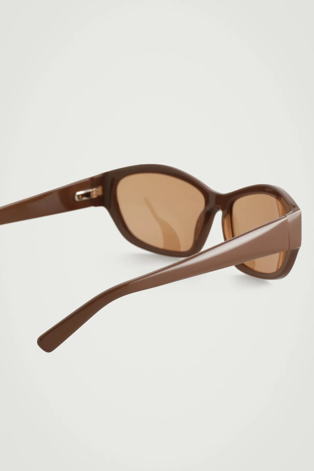 SPORTLICHE SONNENBRILLE