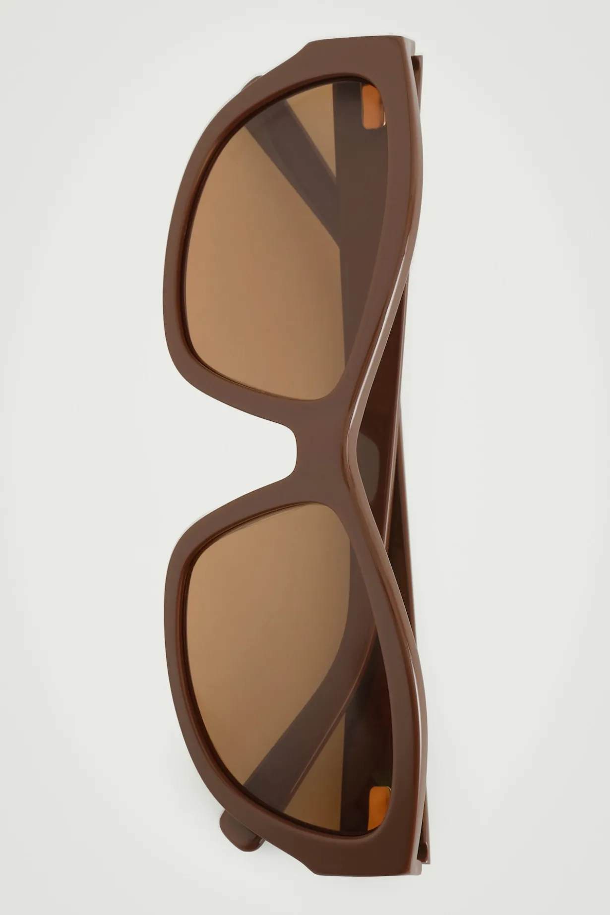 SPORTLICHE SONNENBRILLE