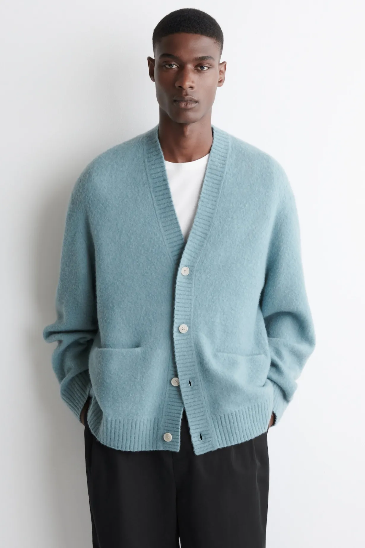 STRICKJACKE AUS GEBÜRSTETER WOLLE MIT V-AUSSCHNITT