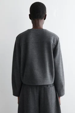 STRICKJACKE AUS GEKOCHTER MERINOWOLLE