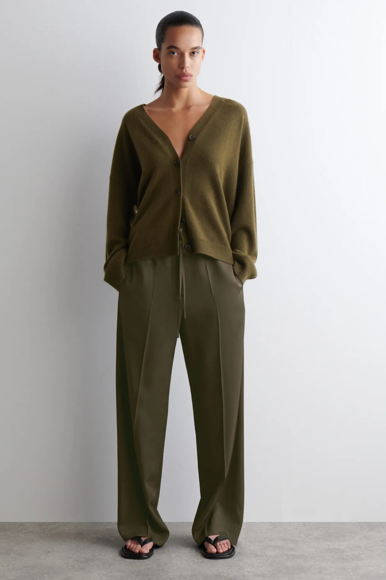 STRICKJACKE AUS KASCHMIR MIT V-AUSSCHNITT