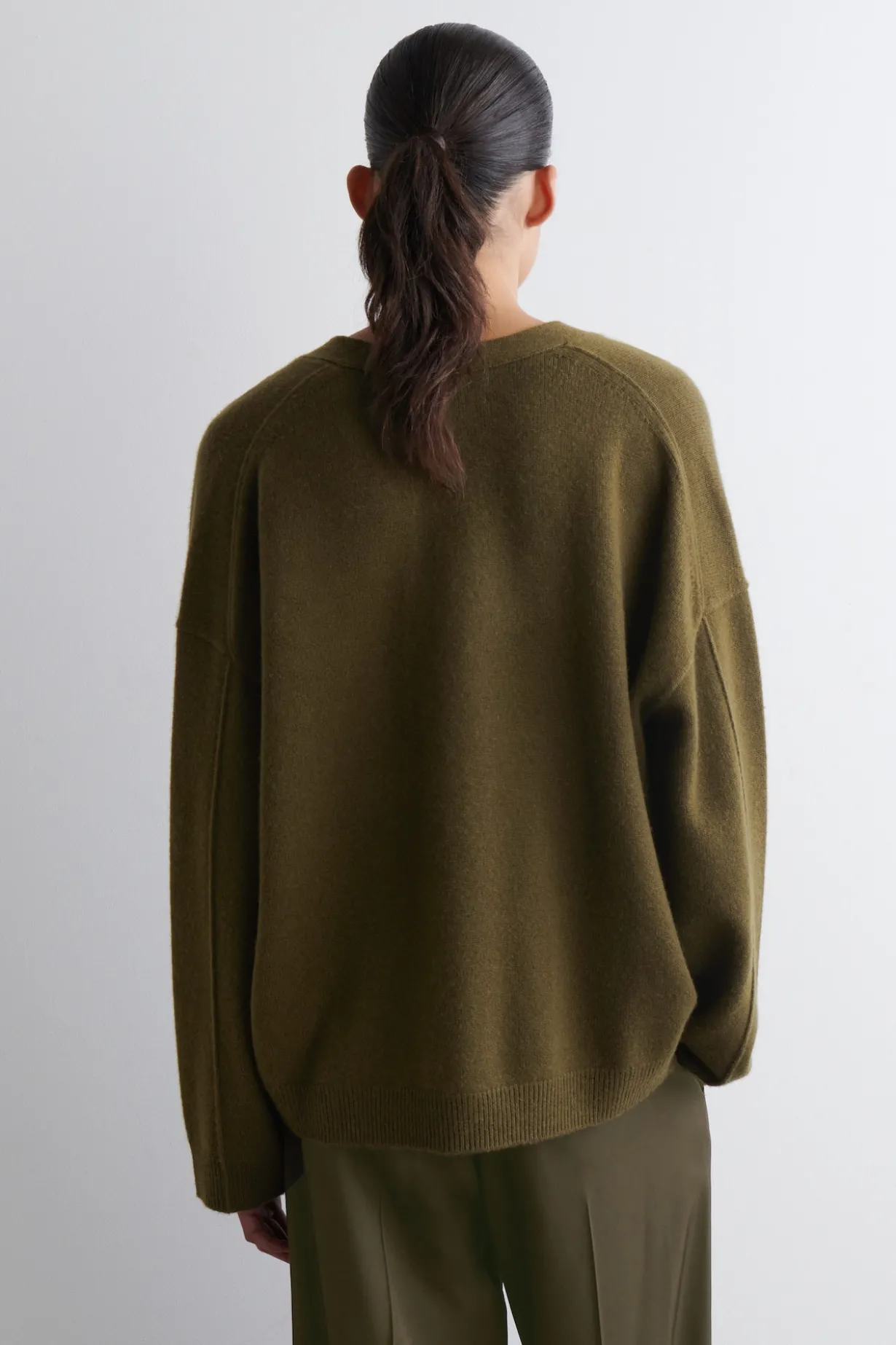 STRICKJACKE AUS KASCHMIR MIT V-AUSSCHNITT