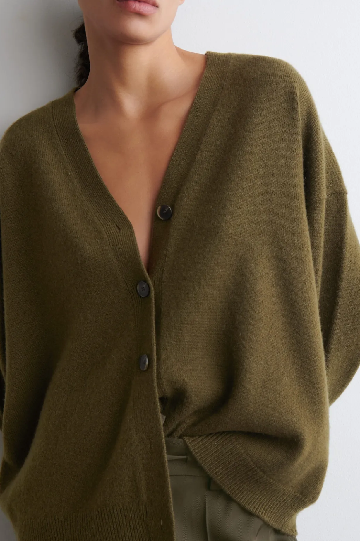 STRICKJACKE AUS KASCHMIR MIT V-AUSSCHNITT