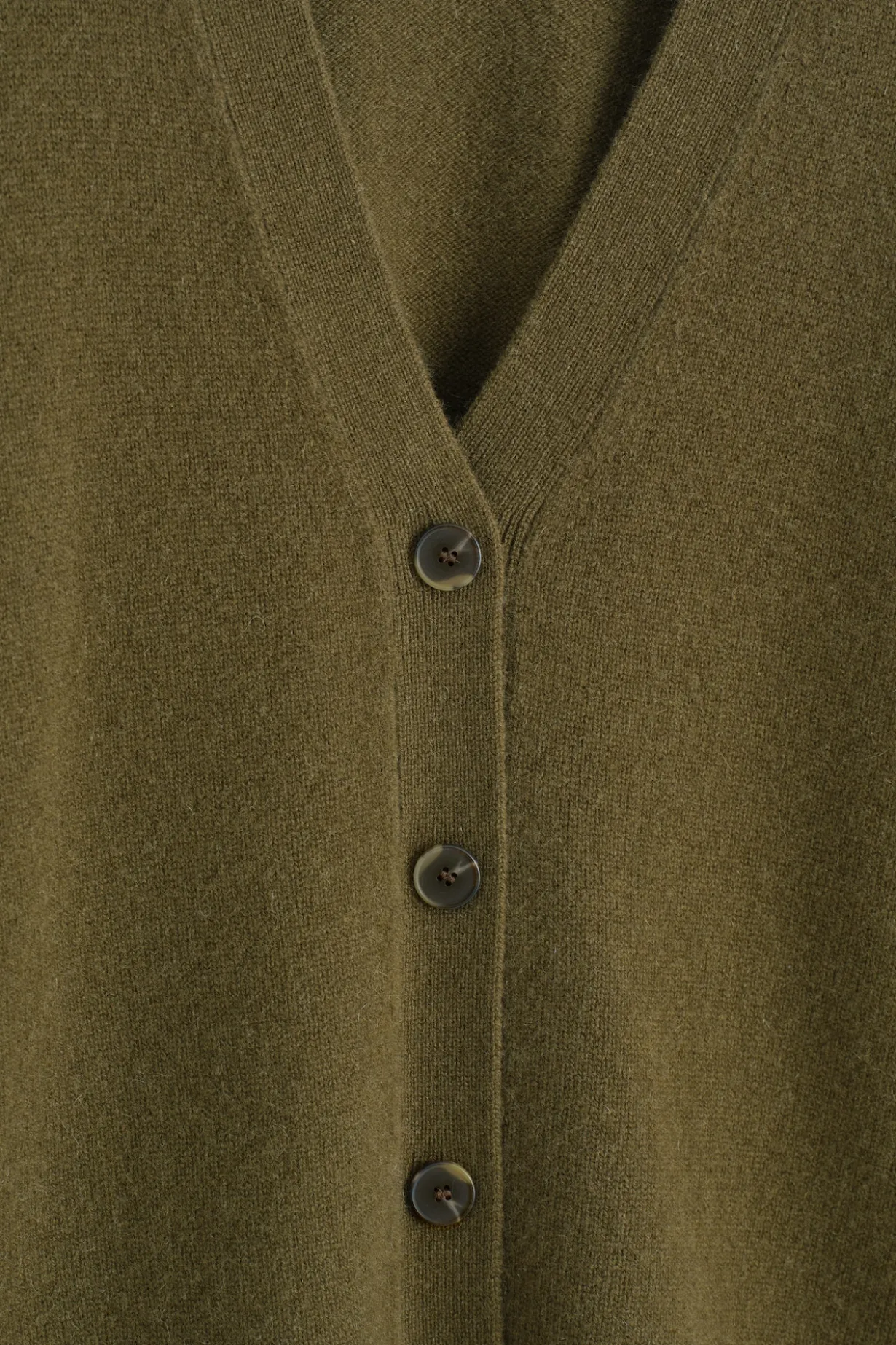 STRICKJACKE AUS KASCHMIR MIT V-AUSSCHNITT