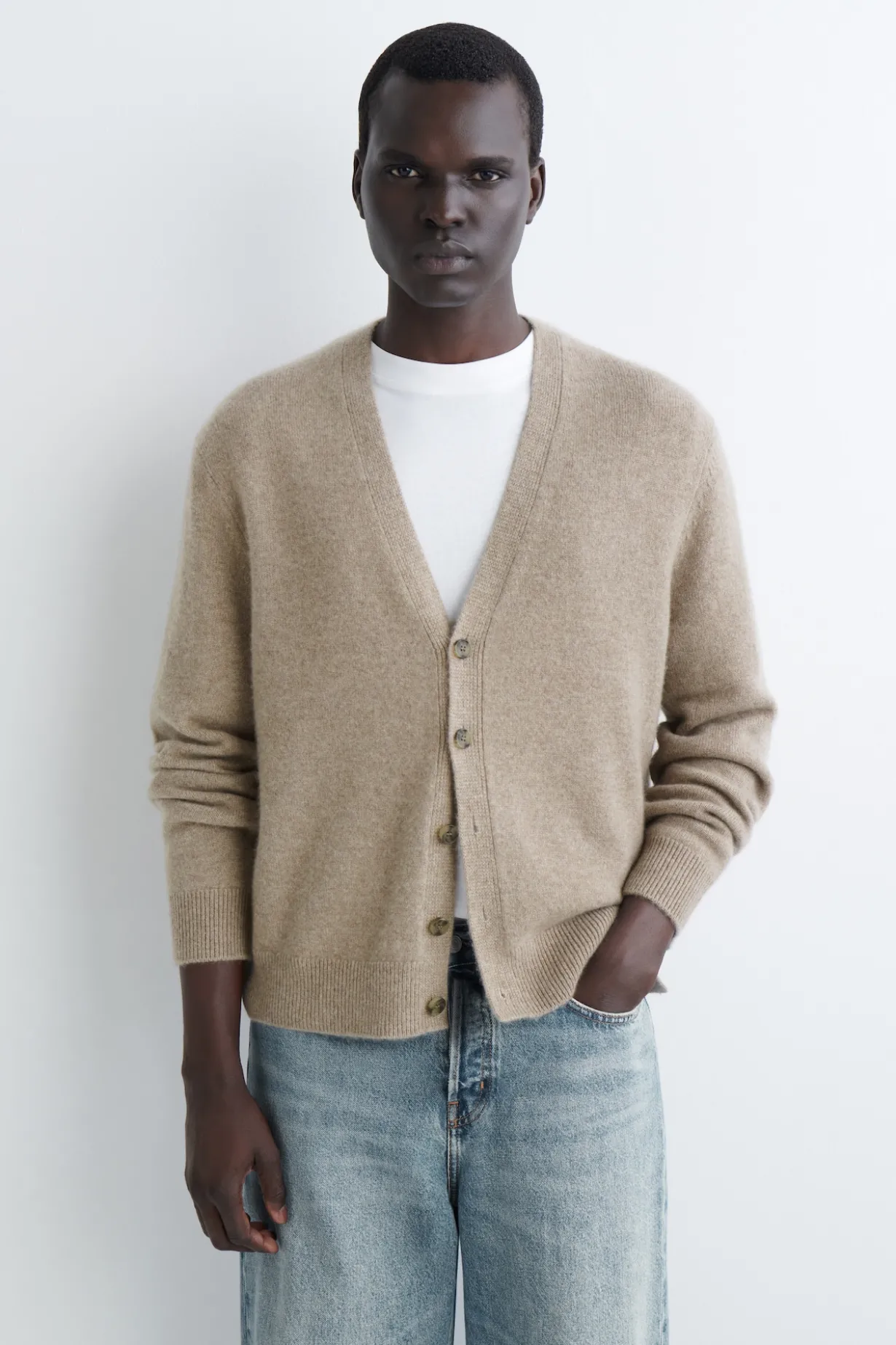 STRICKJACKE AUS KASCHMIR MIT V-AUSSCHNITT