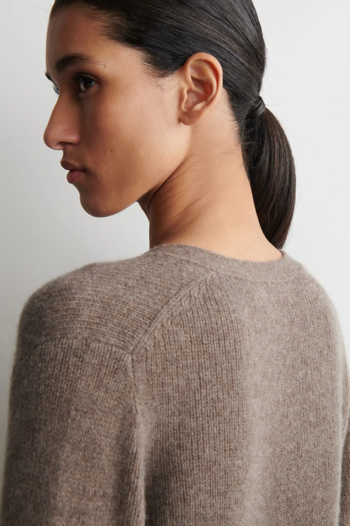 STRICKJACKE AUS KASCHMIR MIT V-AUSSCHNITT