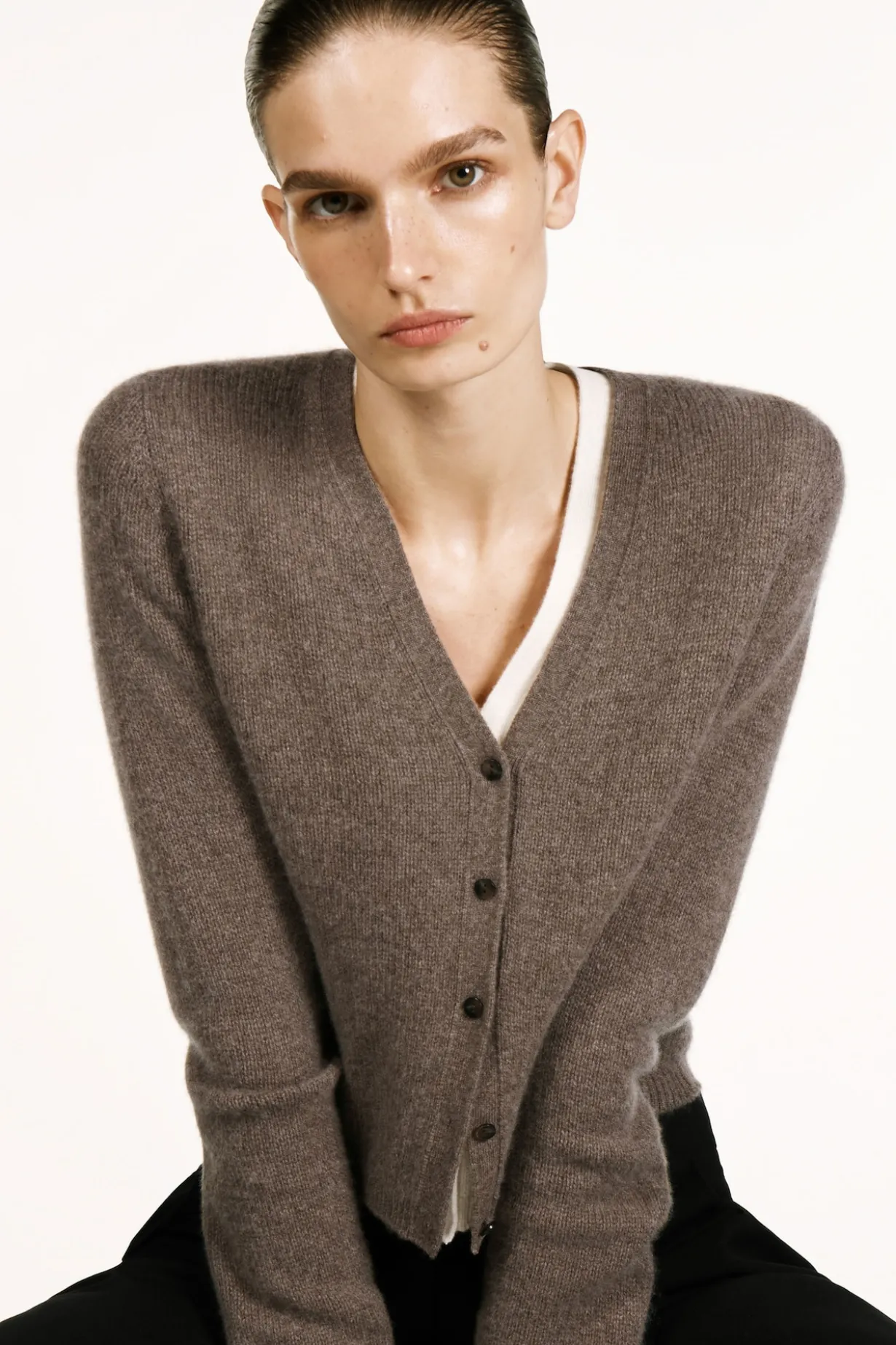 STRICKJACKE AUS KASCHMIR MIT V-AUSSCHNITT