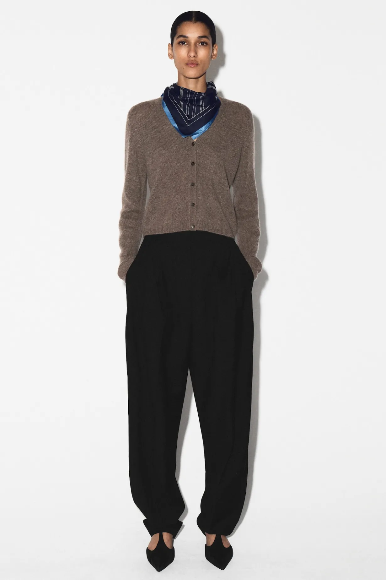 STRICKJACKE AUS KASCHMIR MIT V-AUSSCHNITT